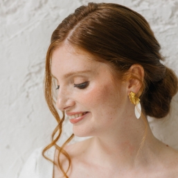 "Tina" Boucles d'oreilles de mariée modernes avec feuilles en porcelaine