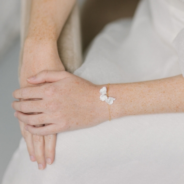 https://www.latelierdesylvie.com/4016-thickbox/eleonora-bracelet-de-mariee-avec-fleurs-en-porcelaine.jpg