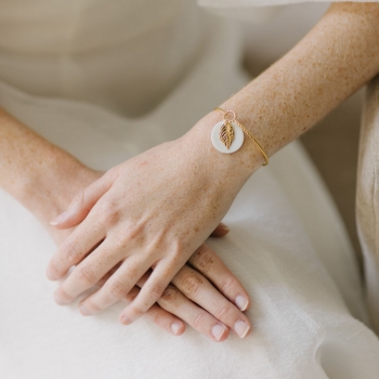 "Odetta" Bracelet jonc de mariée avec pendentif rond en porcelaine et feuille dorée