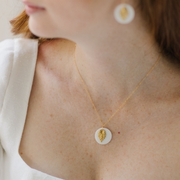 "Odetta" Collier de mariée avec pendentif rond en céramique et feuille dorée