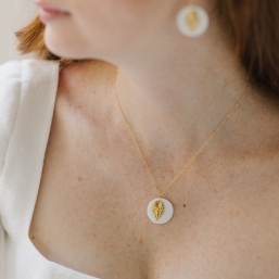 "Odetta" Collier de mariée avec pendentif rond en céramique et feuille dorée