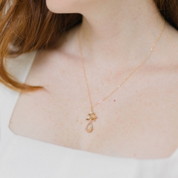 "Serena" Collier de mariée avec pendentif goutte en verre et intercalaire fleurs