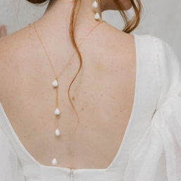 "Paola" Collier de mariée bijou de dos avec bourgeons de fleurs