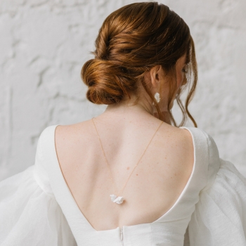 "Eleonora" Collier bijou de dos de mariée avec fleurs en porcelaine