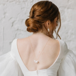 "Eleonora" Collier bijou de dos de mariée avec fleurs en porcelaine