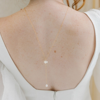 https://www.latelierdesylvie.com/4093-thickbox/collier-de-mariee-dos-plongeant-et-perles-d-eau-douce.jpg