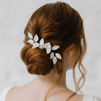 "Emilia" peigne de mariée avec feuillages et fleurs en porcelaine