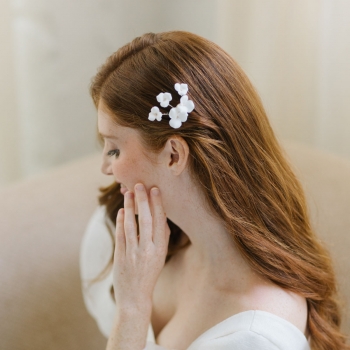 "Felicia" Peigne de mariée avec fleurs blanches en porcelaine froide