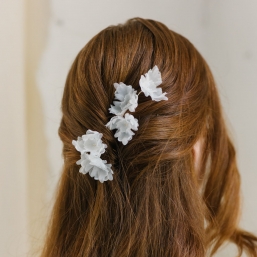 "Fiora" Pics pour coiffure de mariée avec fleurs en organza de soie