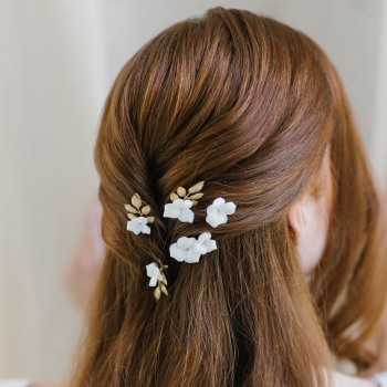 "Marietta" Pics pour chignon de mariée avec feuillages dorés et fleurs blanches