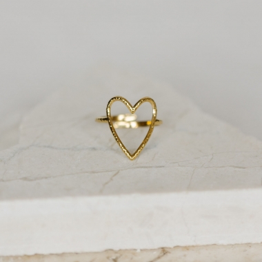 https://www.latelierdesylvie.com/4167-thickbox/bague-coeur-dore-ajoure-et-ajustable.jpg