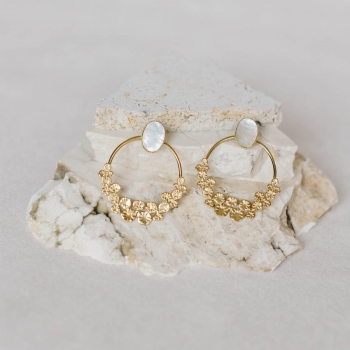"Nacrea" Boucles d'oreilles fleuries avec un cabochon plat en nacre naturelle