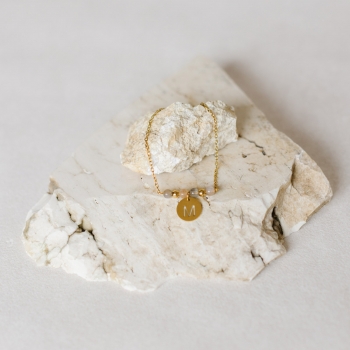 "Céleste" Bracelet en acier doré avec perles naturelles en pierre de lune et breloque personnalisable