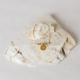 "Céleste" Bracelet en acier doré avec perles naturelles en pierre de lune et breloque personnalisable