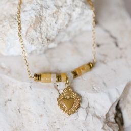 "Équilibre" Bracelet doré avec perles heishi en jade teinté topaze et breloque personnalisable