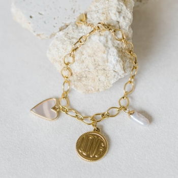 "Love" Bracelet doré avec breloques coeur en nacre, perle d'eau douce et médaille Love couleur personnalisable