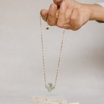 "Alba" Collier en acier doré avec une perle croix en céramique