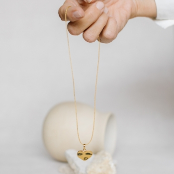 "Coeur de soie" Collier en cordon de soie avec pendentif coeur doré 