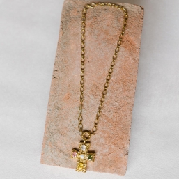 "Eclat sacré" Collier doré avec une croix sertie de cabochons en oxyde de zirconium