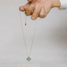 "Flora" Collier doré avec pendentif fleur en pierre gemme