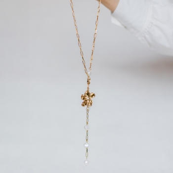 "Harmonie" Collier long en acier avec pendentif fleur dorée et perles d'eau douce baroques
