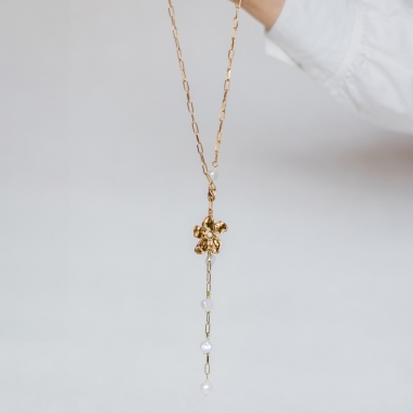 https://www.latelierdesylvie.com/4320-thickbox/collier-pour-femme-dore-en-acier-avec-perles-d-eau-douce-et-fleur.jpg