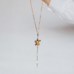 "Harmonie" Collier long en acier avec pendentif fleur dorée et perles d'eau douce baroques