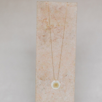 "Lotus" Collier sautoir avec un pendentif en nacre naturelle gravé d'un lotus doré