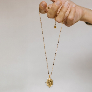 " Mirabilia" Collier doré avec pendentif ovale vierge et perles blanches