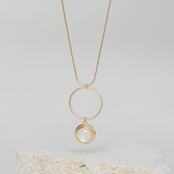 "Reflet" Collier doré avec pendentif en nacre et cercle diamanté