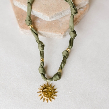 https://www.latelierdesylvie.com/4352-thickbox/collier-en-tissu-noue-pour-femme-avec-pendentif-soleil-dore.jpg