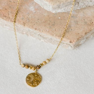 https://www.latelierdesylvie.com/4354-thickbox/collier-dore-avec-perles-naturelles-et-pendentif-soleil-lune.jpg